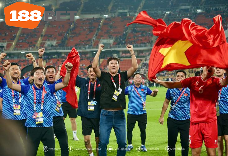 HLV Kim Sang Sik giúp ĐT Việt Nam vô địch AFF Cup 2024 (Ảnh: VFF) HLV Kim Sang Sik giúp ĐT Việt Nam vô địch AFF Cup 2024 (Ảnh: VFF)