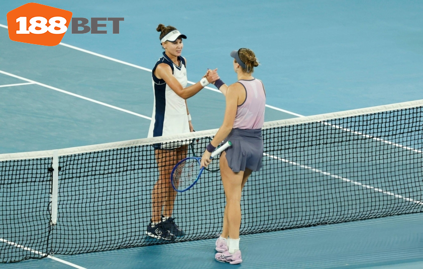 Cặp đấu cuối cùng ở sân Rod Laver Arena ngày 14/1 giữa Veronika Kudermetova (váy trắng) và Olivia Gadecki diễn ra vô cùng nhạt nhòa (Ảnh: Getty)