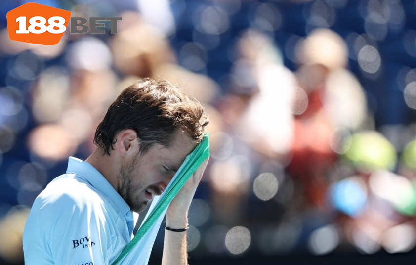 Daniil Medvedev nhọc nhằn lọt vòng 2 Australian Open 2025 (Ảnh: Getty)